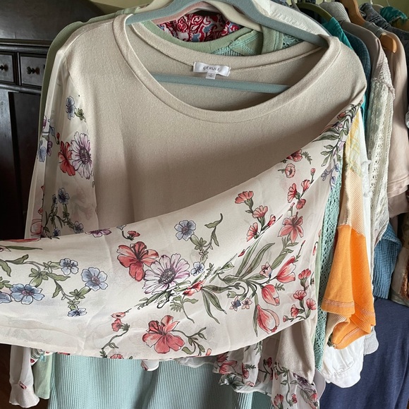 Cream Floral Sleeve Top by Cerule
Sz L . Sheer sleeve floral blue green NWT - Picture 2 of 12